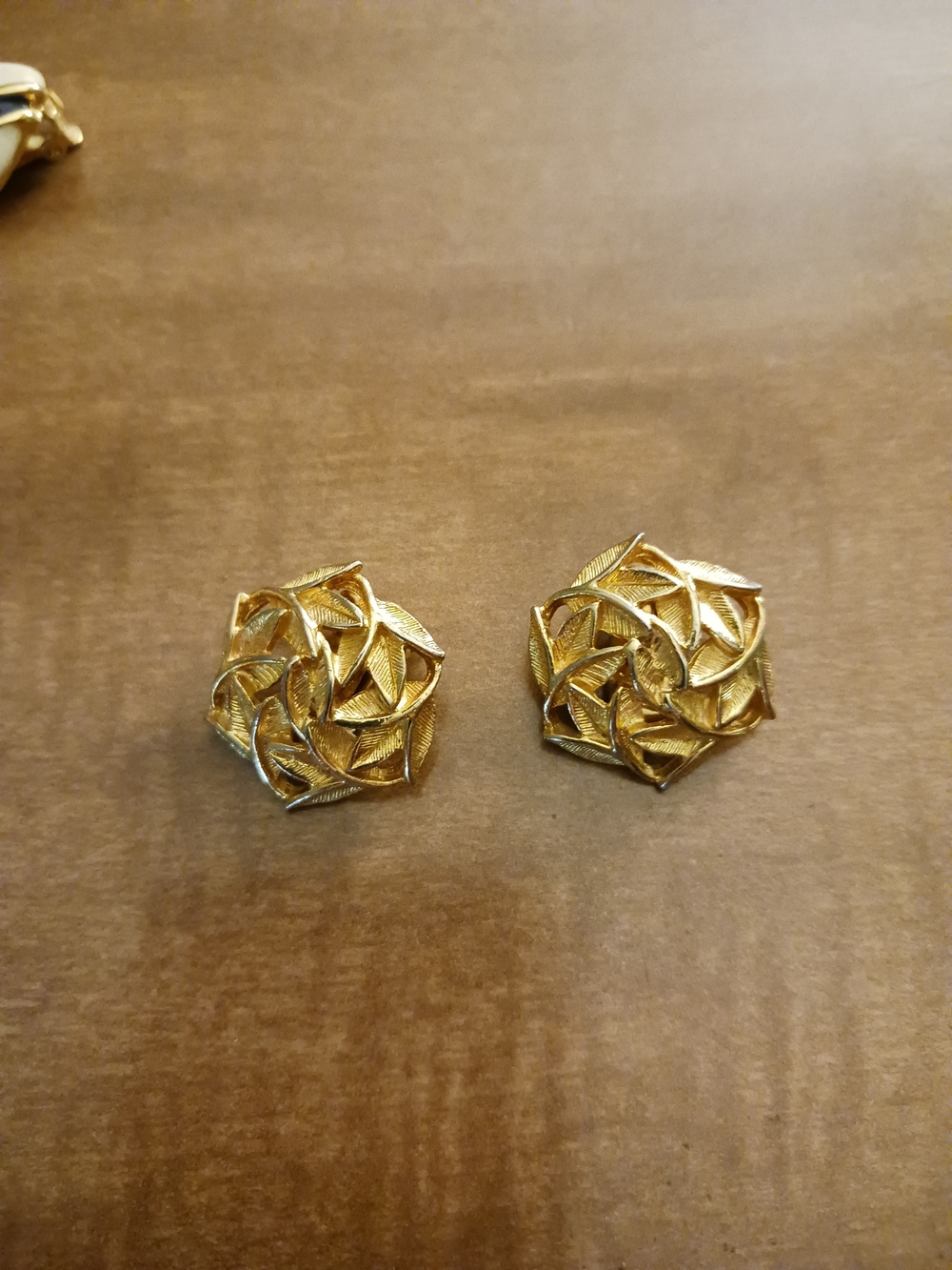 Avon Gold Floral Leaf Cluster Clip-On Earrings